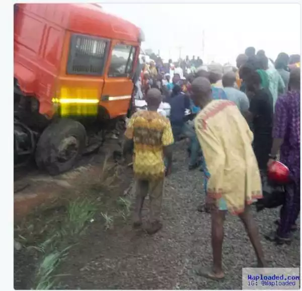 Fatal Trailer Accident Along Abeokuta Expressway Leaves Residents In Tears (Photos)